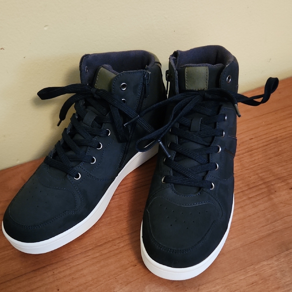 Boy's Size 7 Navy Blue High-Top West Harris Sneakers NWOT